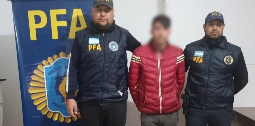 Detenido custodiado por agentes de la Policía Federal Argentina.