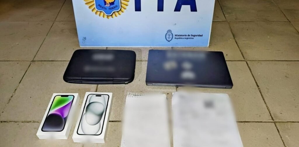 Computadoras y teléfonos secuestrados durante los allanamientos.