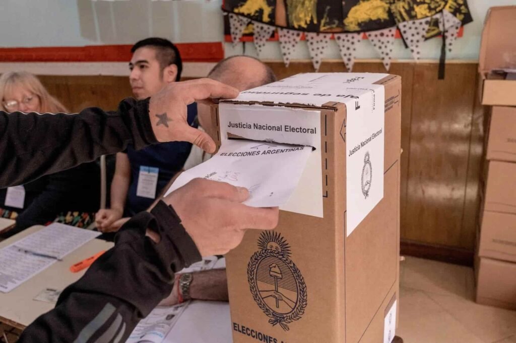 Voto en una urna de la Justicia Nacional Electoral