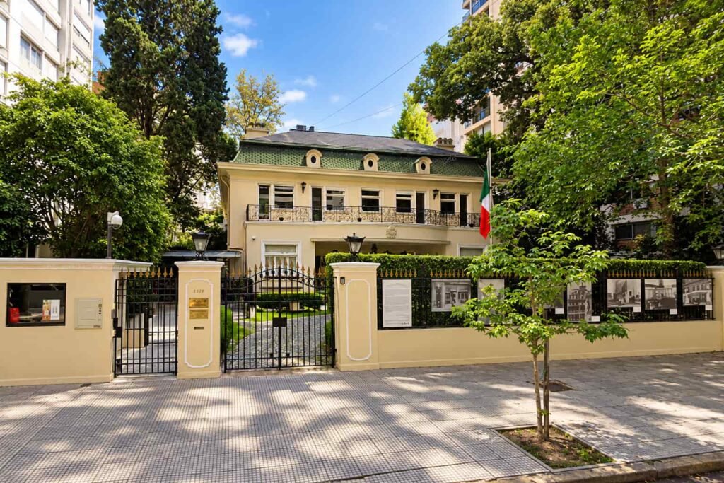 Exterior de la Embajada de México en Buenos Aires, vinculada a una causa por intimidación pública